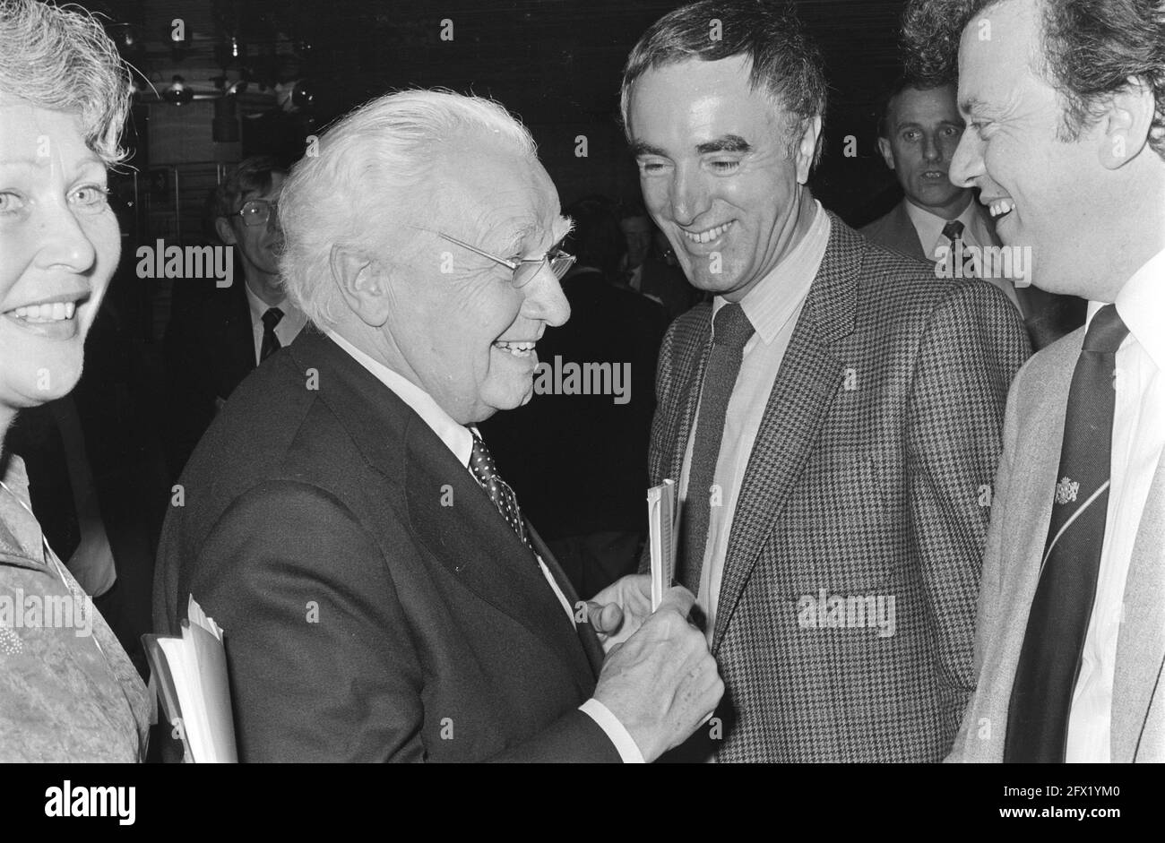 Ultima riunione KVP i.v.m. fusione in CDA, numero 27 De Boer (r) con De Graaf, 4 ottobre 1980, riunioni, Paesi Bassi, foto agenzia stampa del xx secolo, notizie da ricordare, documentario, fotografia storica 1945-1990, storie visive, Storia umana del XX secolo, che cattura momenti nel tempo Foto Stock