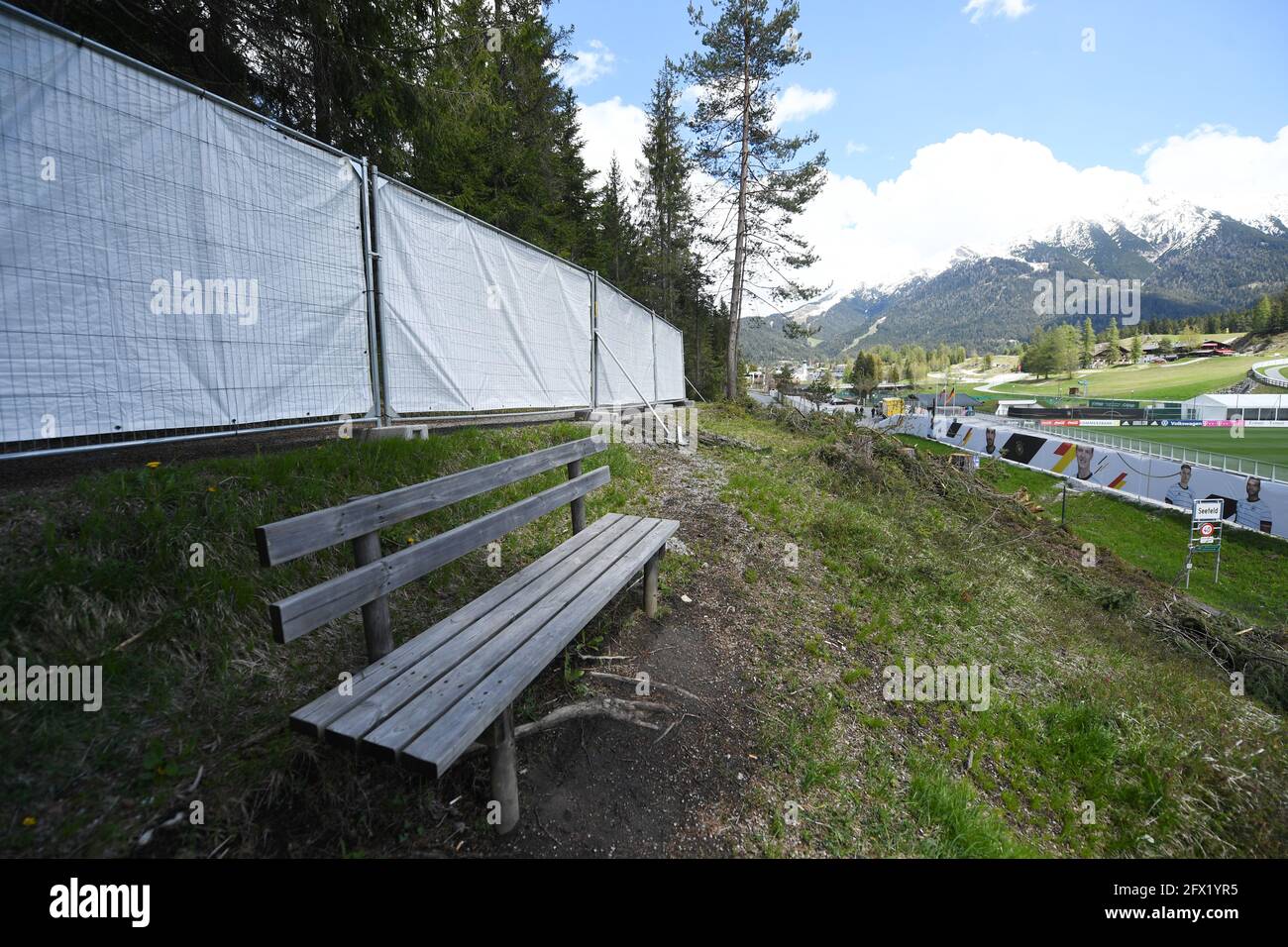 25 maggio 2021, Austria, Seefeld: Barriere per la privacy sono state erette lungo un sentiero escursionistico nelle immediate vicinanze di uno dei due campi da calcio che la nazionale tedesca utilizzerà durante il suo campo di allenamento in Tirolo. Foto: Angelika Warmuth/dpa Foto Stock