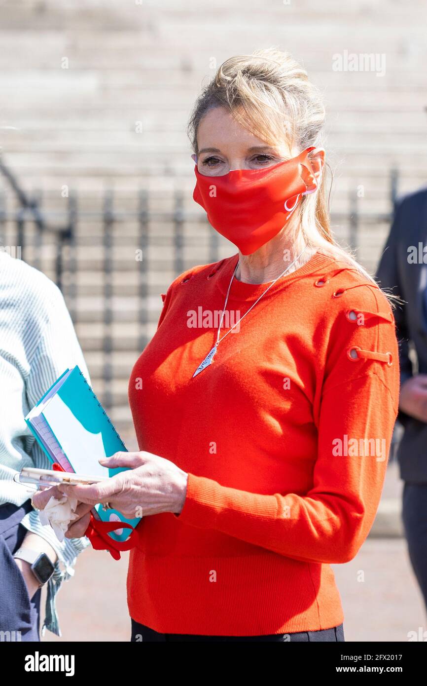 Martina Anderson MLA per Sinn Fein a Stormont, in quanto membri della comunità linguistica irlandese, presentano uno schermo mobile all'aperto con un messaggio che presenta oltre 70 oratori di lingua irlandese, invitando l'esecutivo dell'Irlanda del Nord e i governi britannico e irlandese ad attuare il nuovo decennio; New Approach (NDNA) Deal, legislazione in materia di diritti linguistici irlandesi, 500 giorni dopo l'accordo. Data immagine: Martedì 25 maggio 2021. Foto Stock