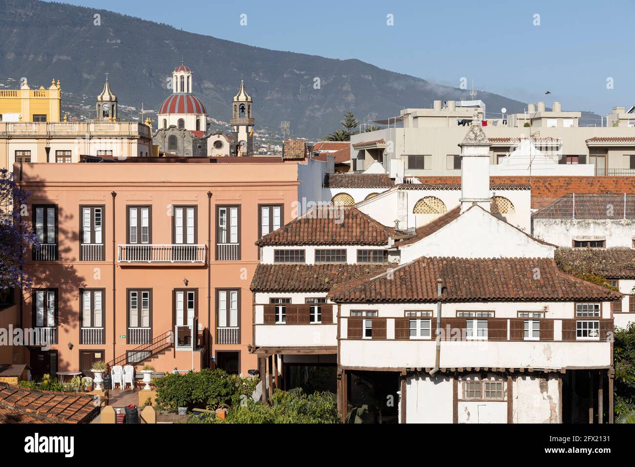 Vista dello skyline con la cupola della chiesa della Concezione, Iglesia de la Concepcion, e la vecchia architettura coloniale, case a la Orotava, Tene Foto Stock