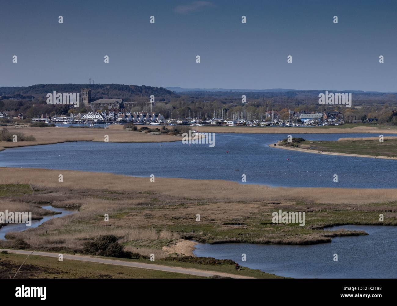 Vista sul porto di Christchurch verso Christchurch e il suo Priorato. Dorset, Regno Unito. Foto Stock