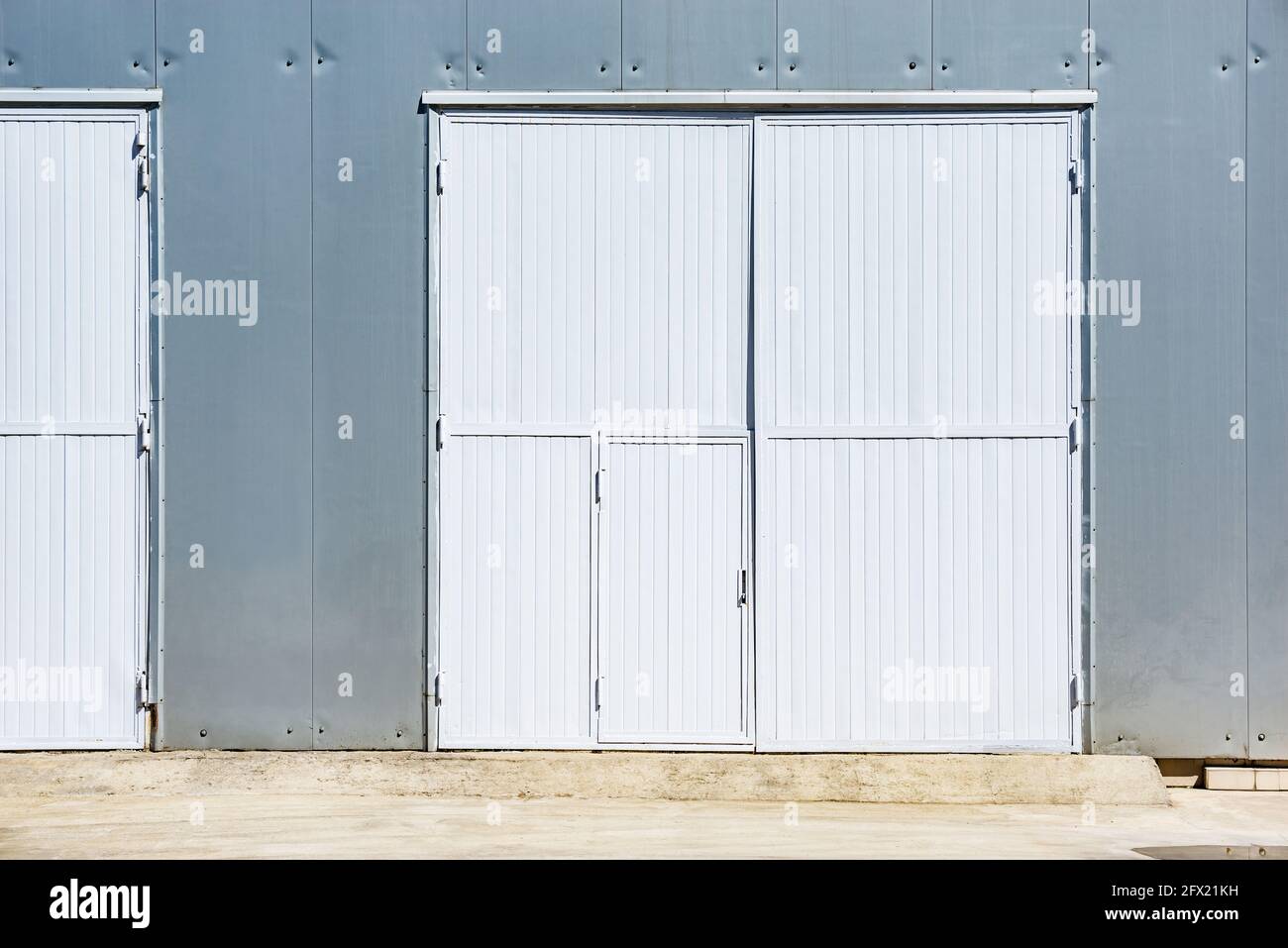 Cancello bianco metallico del grande magazzino. Foto Stock