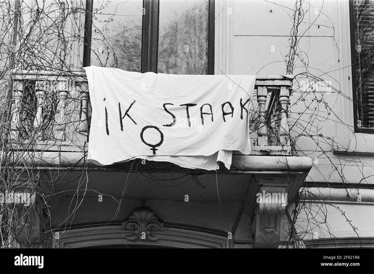 Giornata nazionale degli scioperi femminili, banner da vetrina ad Amsterdam, 30 marzo 1981, banner, Paesi Bassi, foto agenzia stampa del xx secolo, notizie da ricordare, documentario, fotografia storica 1945-1990, storie visive, Storia umana del XX secolo, che cattura momenti nel tempo Foto Stock