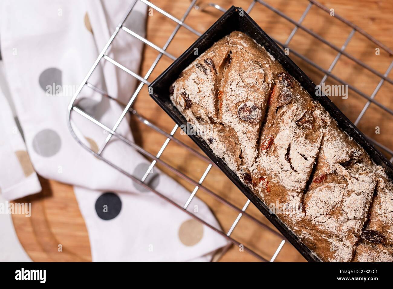 Pane di frutta fatto in casa su griglia da forno. Foto Stock