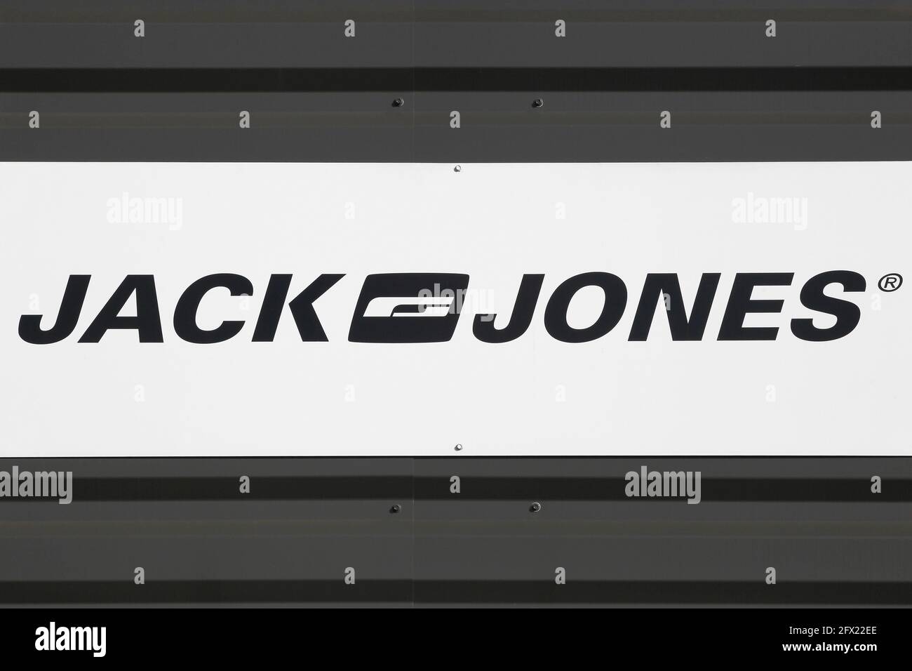 Macon, Francia - 15 marzo 2020: Logo Jack e Jones su una parete. Il marchio Jack and Jones è venduto in circa 2,000 negozi Foto Stock