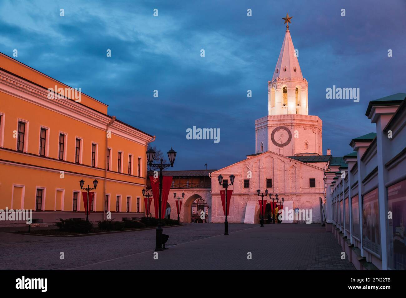 Torre Spasskaya illuminata al Cremlino di Kazan, patrimonio dell'umanità dell'UNESCO e storica cittadella di Tatarstan, Russia, alla luce della sera Foto Stock
