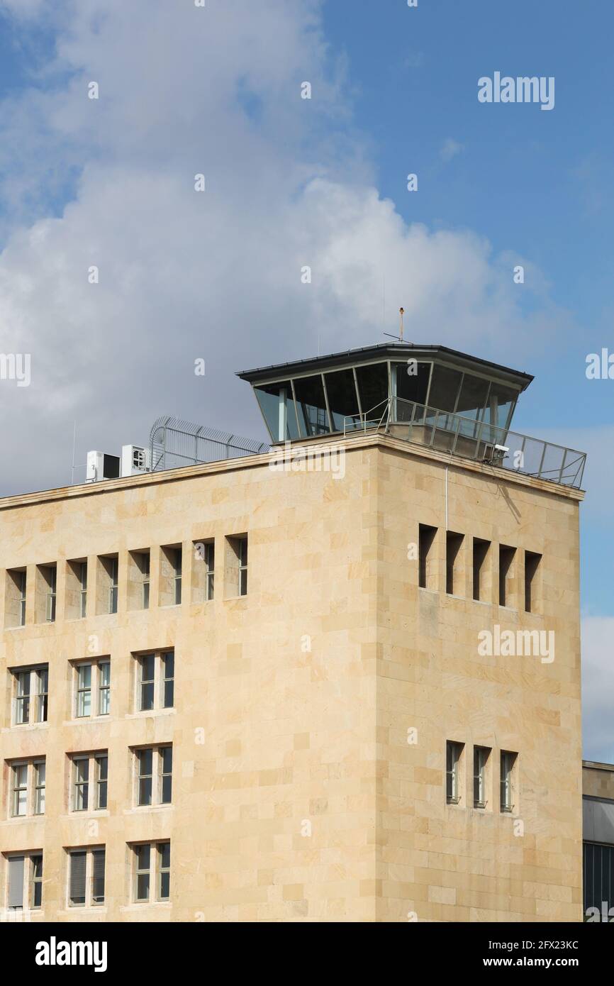 Torre di controllo del traffico aereo all'aeroporto Tempelhof di Berlino, Germania Foto Stock
