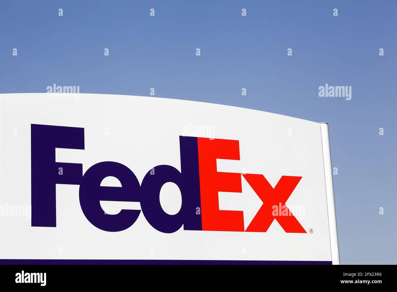 Kolding, Danimarca - 16 agosto 2020: Firma FedEx su un pannello. FedEx Corporation è un'azienda americana globale di servizi di consegna dei corrieri Foto Stock