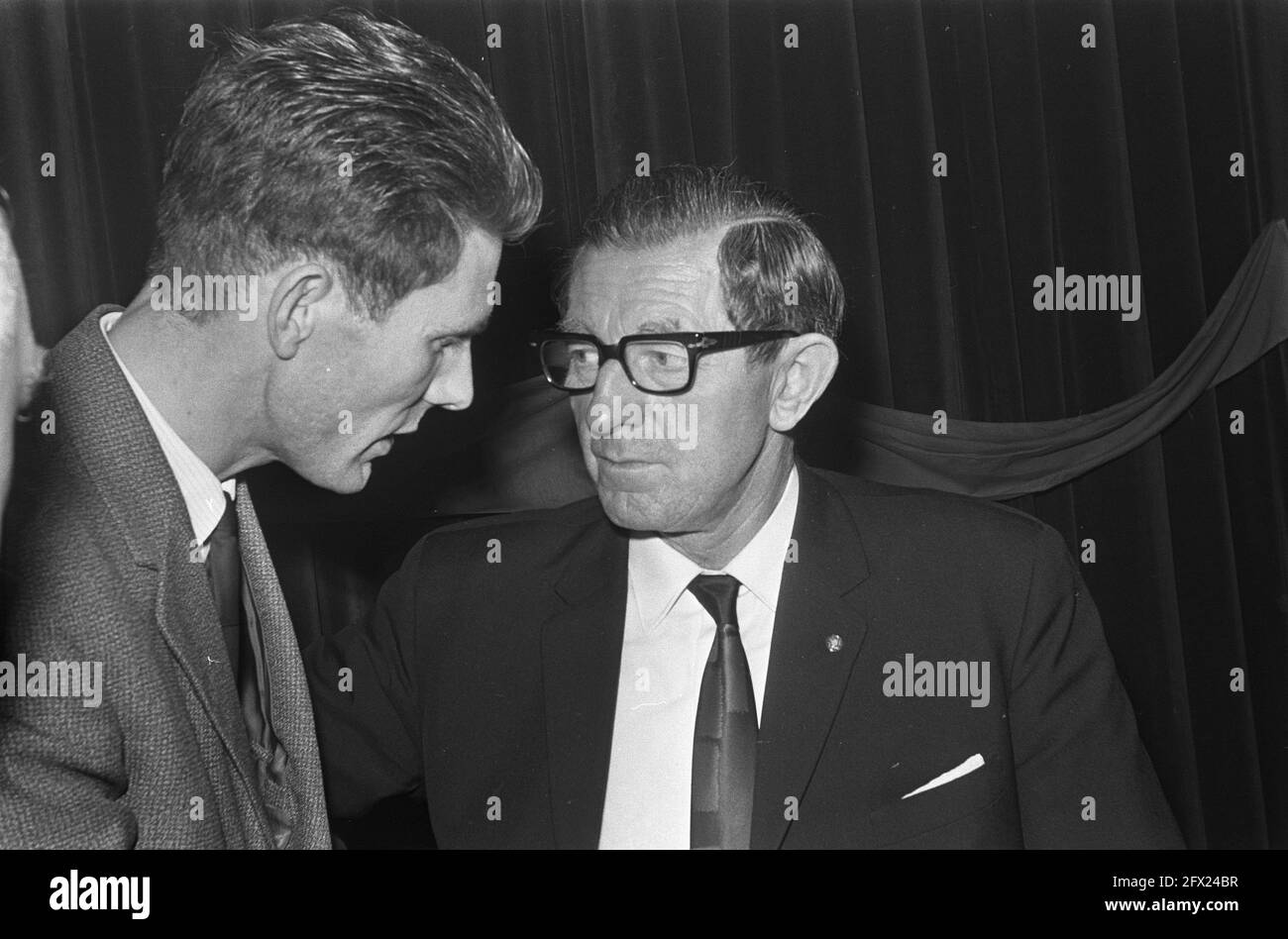 Riunione dei membri Boerenpartij a Barneveld, l'agricoltore Koekoek è stato nuovamente eletto presidente H. Koekoek (destra), 20 gennaio 1969, riunioni dei membri, Paesi Bassi, foto agenzia stampa del xx secolo, notizie da ricordare, documentario, fotografia storica 1945-1990, storie visive, Storia umana del XX secolo, che cattura momenti nel tempo Foto Stock