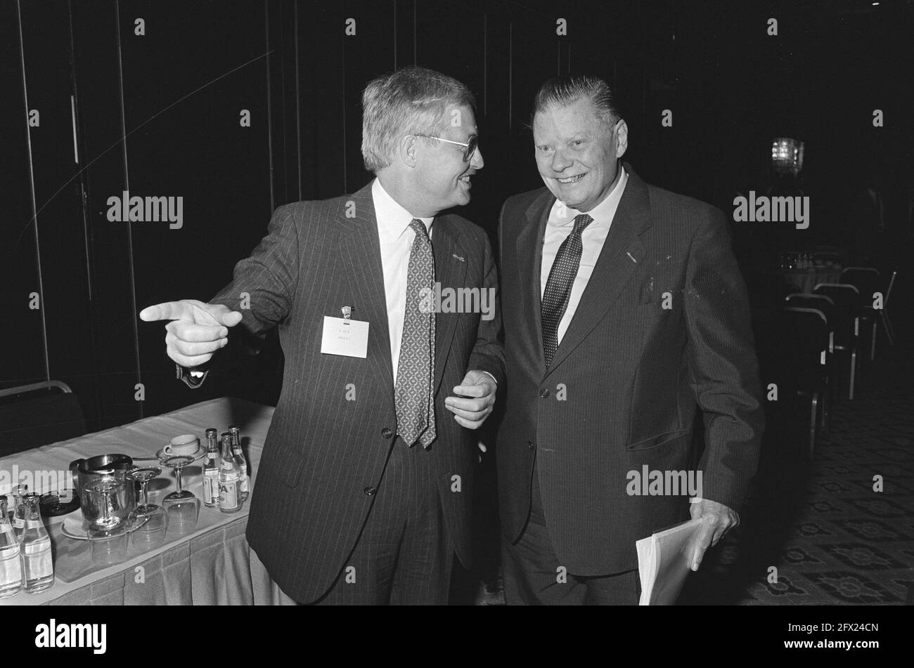 Riunione dei membri del Consiglio di amministrazione della filiale e del grande concessionario multiplo Sig. A. Heyn e Sig. A. C. R. Dreesman (r), 3 ottobre 1985, riunioni dei membri, Paesi Bassi, foto agenzia stampa del xx secolo, notizie da ricordare, documentario, fotografia storica 1945-1990, storie visive, Storia umana del XX secolo, che cattura momenti nel tempo Foto Stock