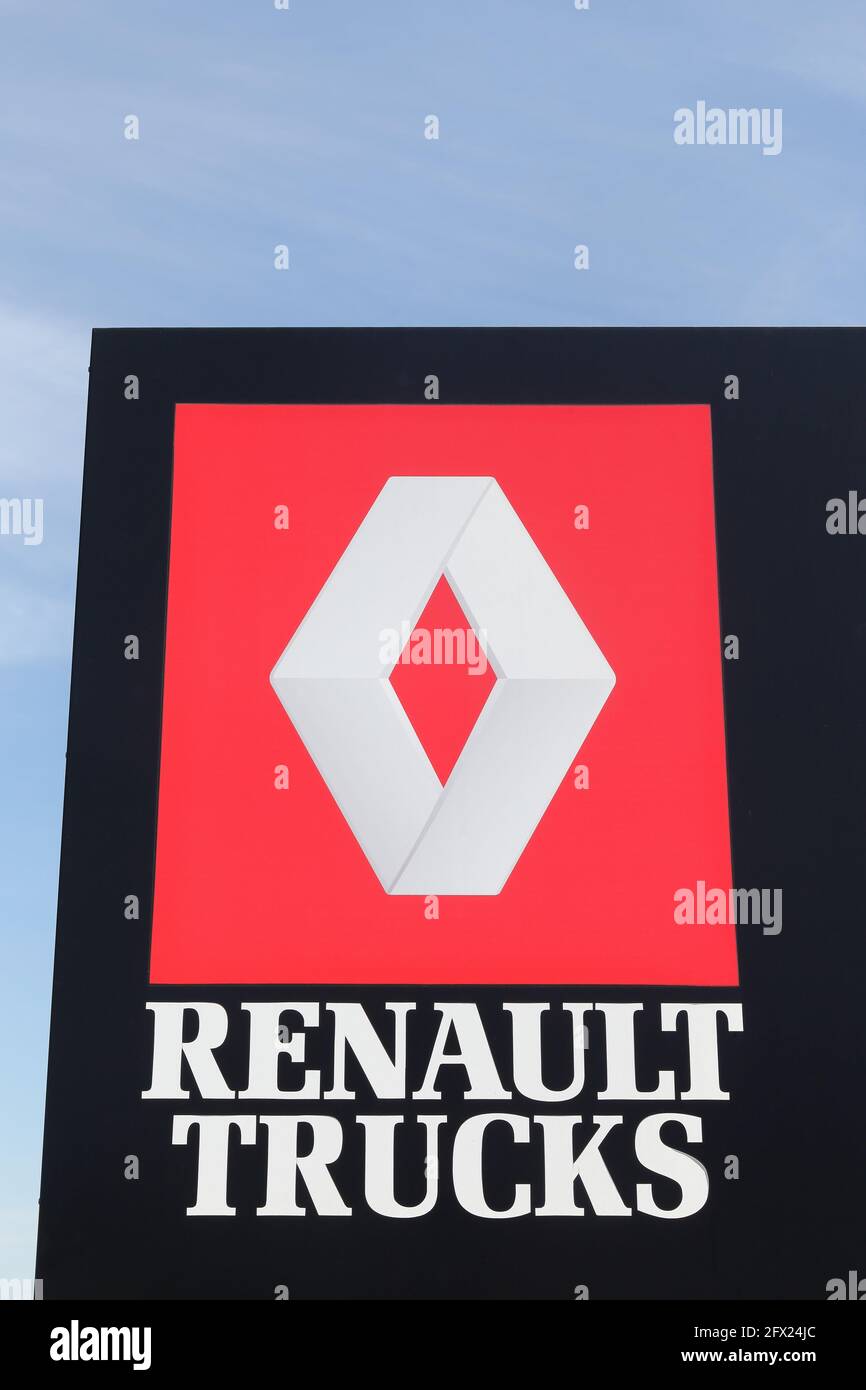 Villefranche, Francia - 28 maggio 2017: Logo Renault Trucks su un pannello. Renault Trucks è un costruttore francese di veicoli commerciali e militari Foto Stock
