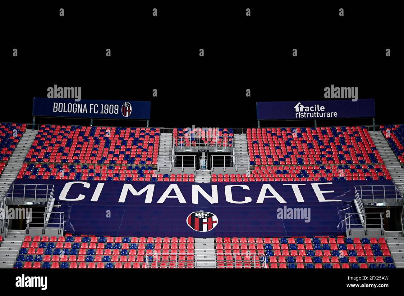 Bologna, Italia. 23 maggio 2021. Un banner con la scritta 'We miss you' è collocato nel settore solitamente occupato dai tifosi del Bologna FC durante la Serie A Football Match tra il Bologna FC e la Juventus FC. La partita è stata giocata a porte chiuse come misura per combattere la pandemia del coronavirus COVID-19. Juventus FC ha vinto il 4-1 rispetto al Bologna FC. Credit: Nicolò campo/Alamy Live News Foto Stock