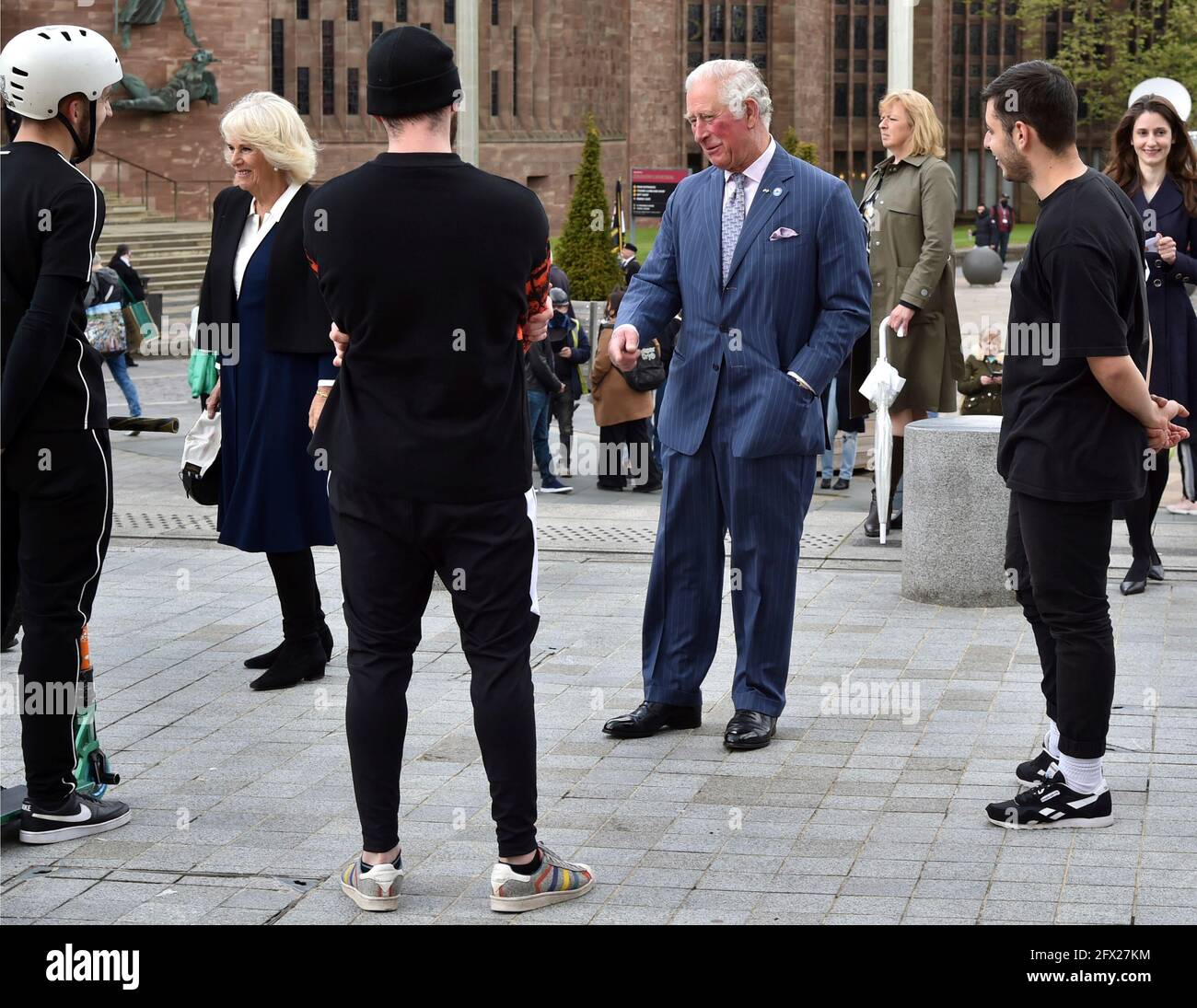 Il Principe di Galles e la Duchessa di Cornovaglia parlano con gli artisti coinvolti nella Coventry UK City of Culture dopo una breve esibizione alla Herbert Art Gallery and Museum di Coventry. Data immagine: Martedì 25 maggio 2021. Foto Stock