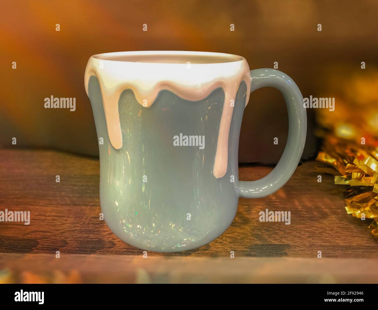 Tazza di cioccolata calda fatta in casa sul tavolo di Natale, fuoco selettivo Foto Stock