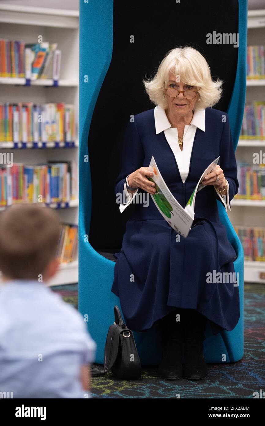 La Duchessa di Cornovaglia legge un brano della brughiera molto affamata durante la sua visita alla Biblioteca Centrale di Coventry. Data immagine: Martedì 25 maggio 2021. Foto Stock