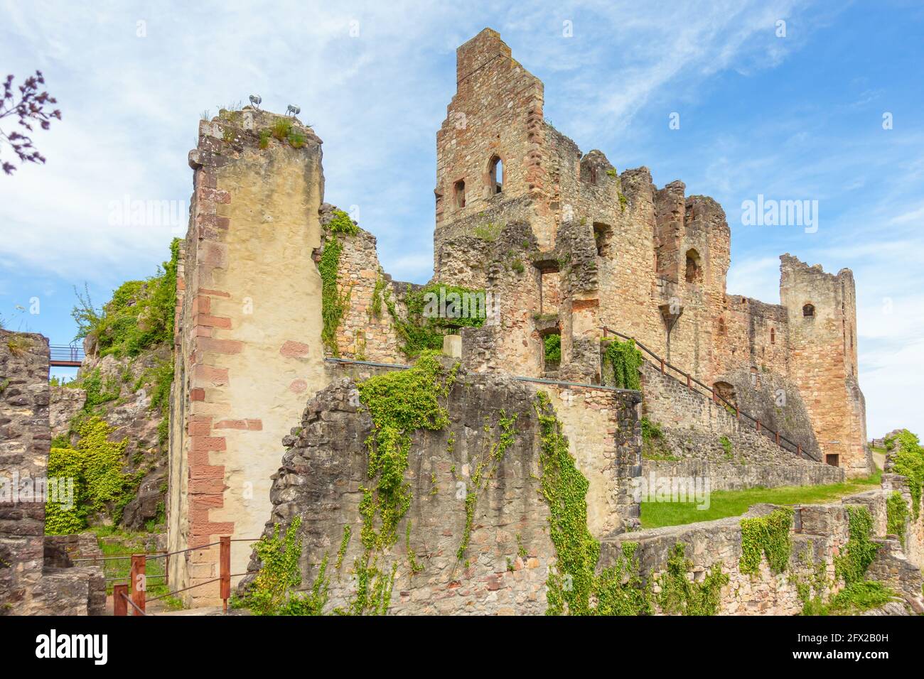Il Castello di Hochburg, nei pressi di Emmendingen, ai piedi della Foresta Nera, è uno dei più grandi castelli in rovina della Valle del Reno superiore Foto Stock