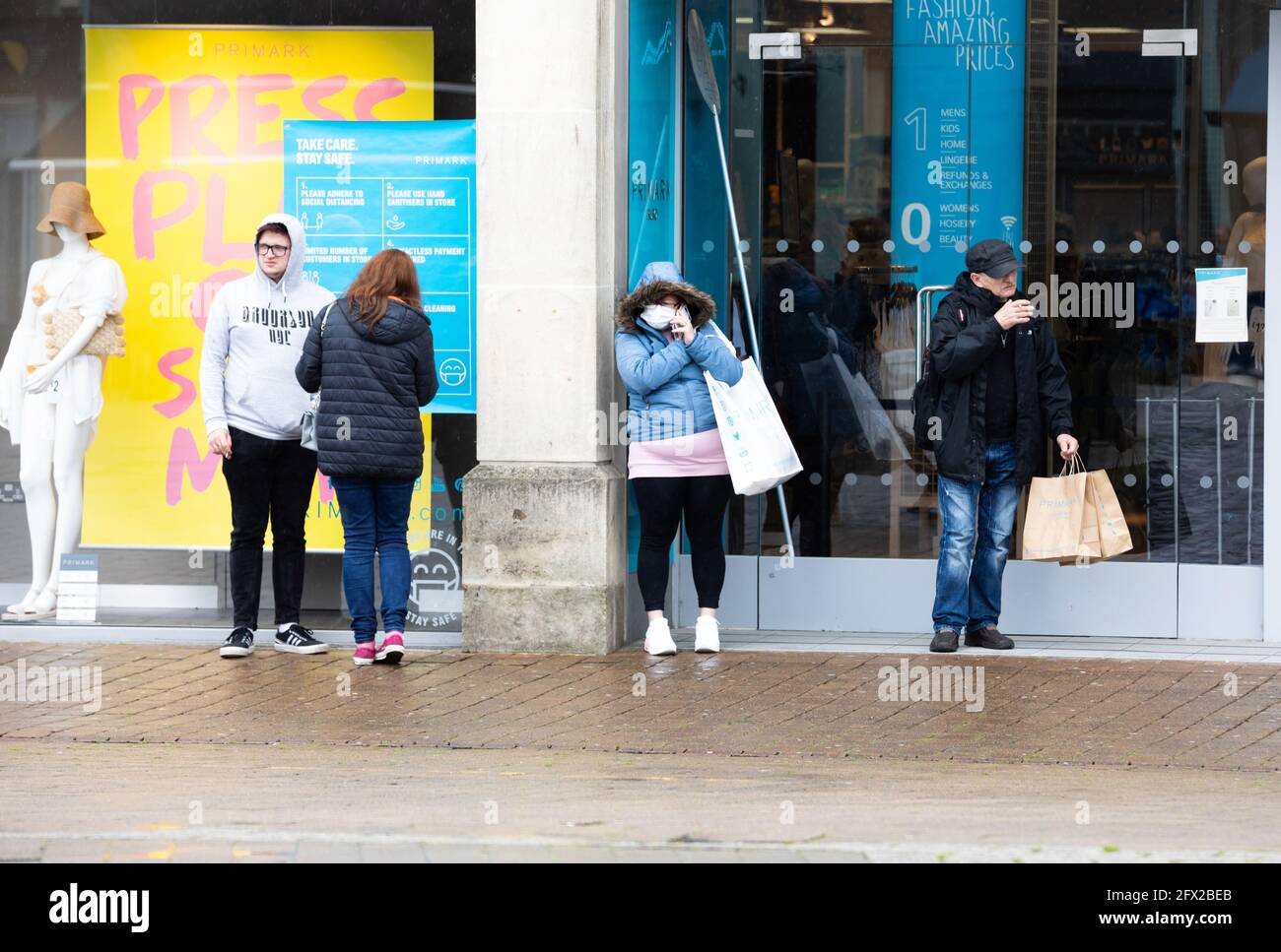 Truro, UK, 25 maggio 2021, persone riparate dalla pesante cascata di Truro, Cornovaglia. La previsione è per 13C con nuvola di luce e una brezza dolce per domani.Credit: Keith Larby/Alamy Live News Foto Stock