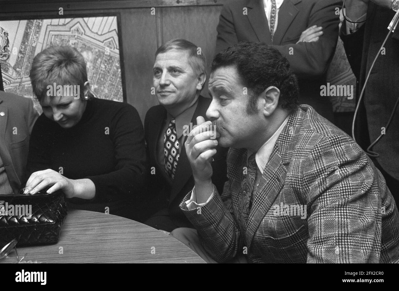 LP uscito dalla serie TV t Schaap Met 5 Pooten Amsterdam. Leen Jongewaard, Right Eli Asser, 21 gennaio 1970, attori, Attori teatrali, Paesi Bassi, foto agenzia stampa del XX secolo, notizie da ricordare, documentario, fotografia storica 1945-1990, storie visive, Storia umana del XX secolo, che cattura momenti nel tempo Foto Stock