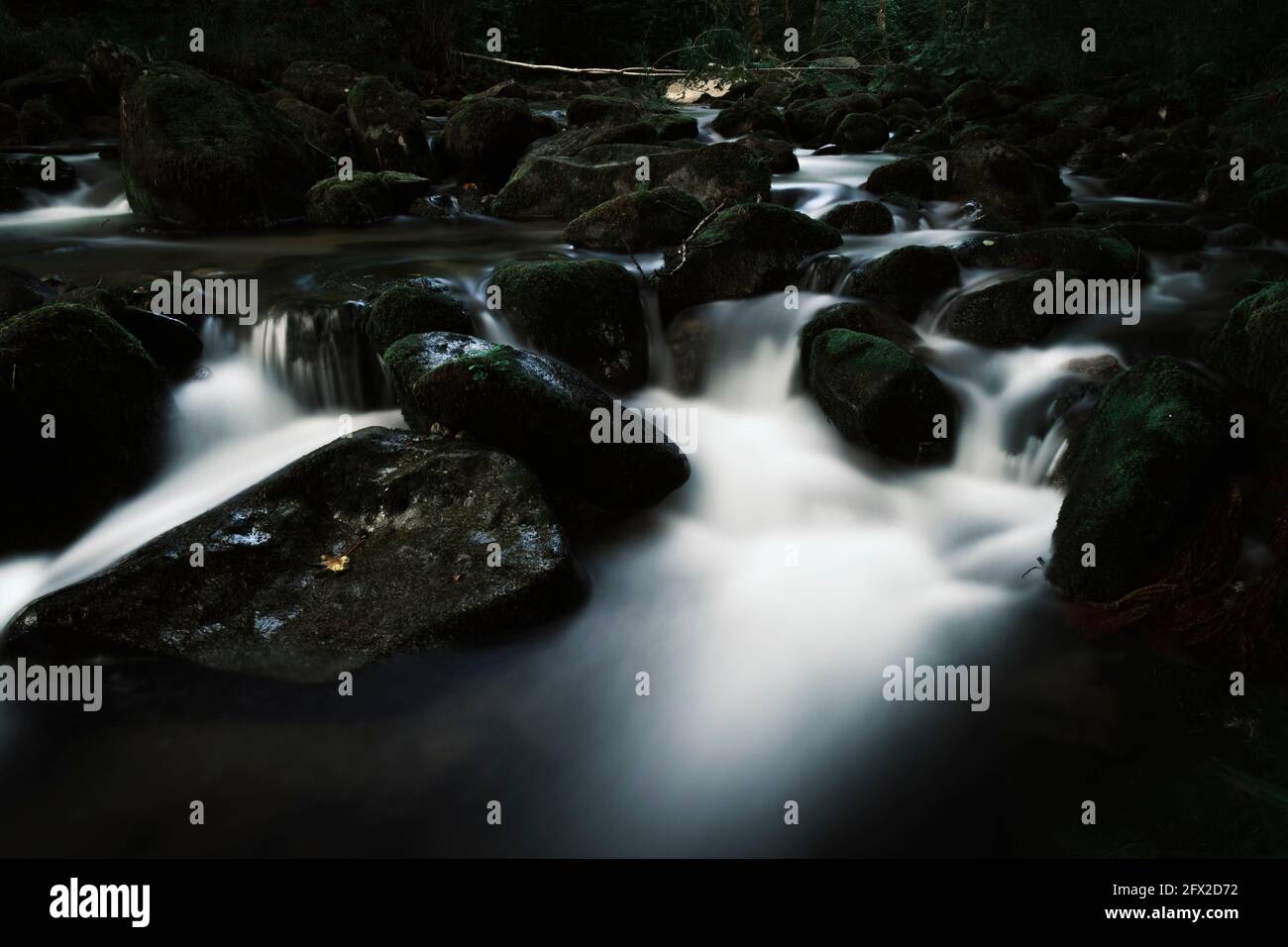Lunga pausa di un fiume di montagna scuro in Francia Foto Stock