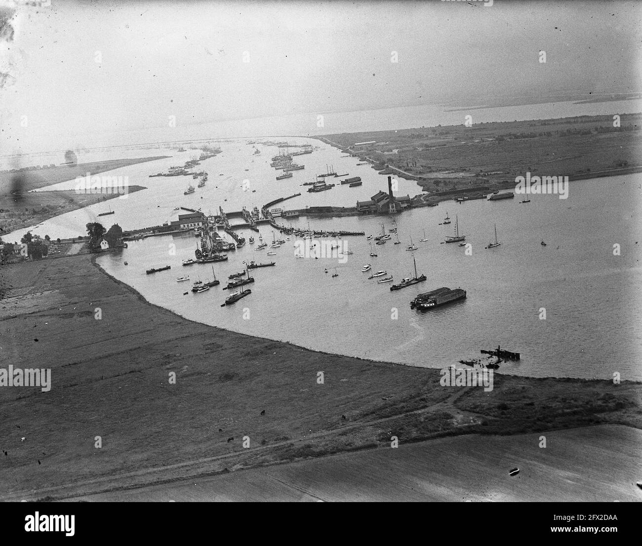 Indagine aerea. National Fleet Show on the Binnen- and Buiten-IJ ad Amsterdam, con unità navali, navi da pesca, yacht e chiatte., 3 settembre, 1948, anniversari, famiglia reale, fotografie aeree, navi, I Paesi Bassi, foto agenzia stampa del XX secolo, notizie da ricordare, documentario, fotografia storica 1945-1990, storie visive, Storia umana del XX secolo, che cattura momenti nel tempo Foto Stock