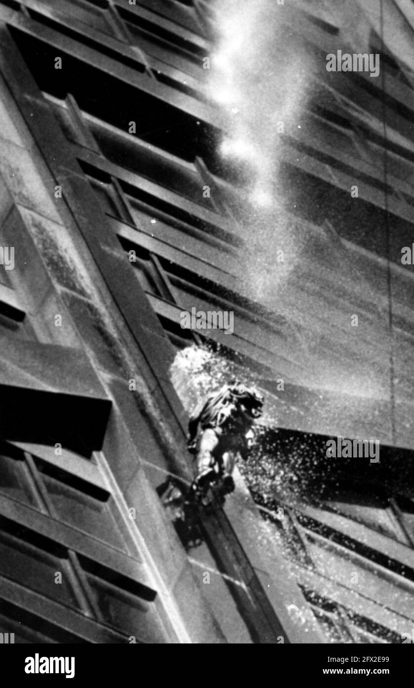 STATI UNITI. 25 Maggio 2021. Dopo non aver scalato il John Hancock Center il 1° novembre 1981, Dan Goodwin ha fatto una seconda prova il 11 novembre 1981. Incontrò resistenza da vigili del fuoco che lo spruzzarono d'acqua nel tentativo di fermarlo. (Foto di Ernie Cox Jr./Chicago Tribune/TNS/Sipa USA) Credit: Sipa USA/Alamy Live News Foto Stock