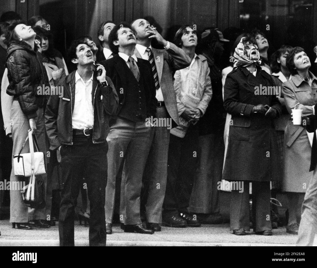 STATI UNITI. 25 Maggio 2021. I gawkers osservano come 'Spider Dan' Goodwin sale il John Hancock Center di 100 piani il 11 novembre 1981, a Chicago. (Foto di Ernie Cox Jr./Chicago Tribune/TNS/Sipa USA) Credit: Sipa USA/Alamy Live News Foto Stock