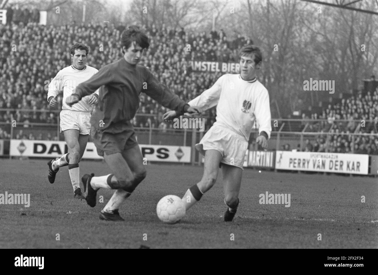 AJAX contro Passi pure 4-3 Cruijff in duello con Somer (destra, 5 gennaio 1969, duelli, sport, calcio, I Paesi Bassi, foto agenzia stampa del XX secolo, notizie da ricordare, documentario, fotografia storica 1945-1990, storie visive, Storia umana del XX secolo, che cattura momenti nel tempo Foto Stock