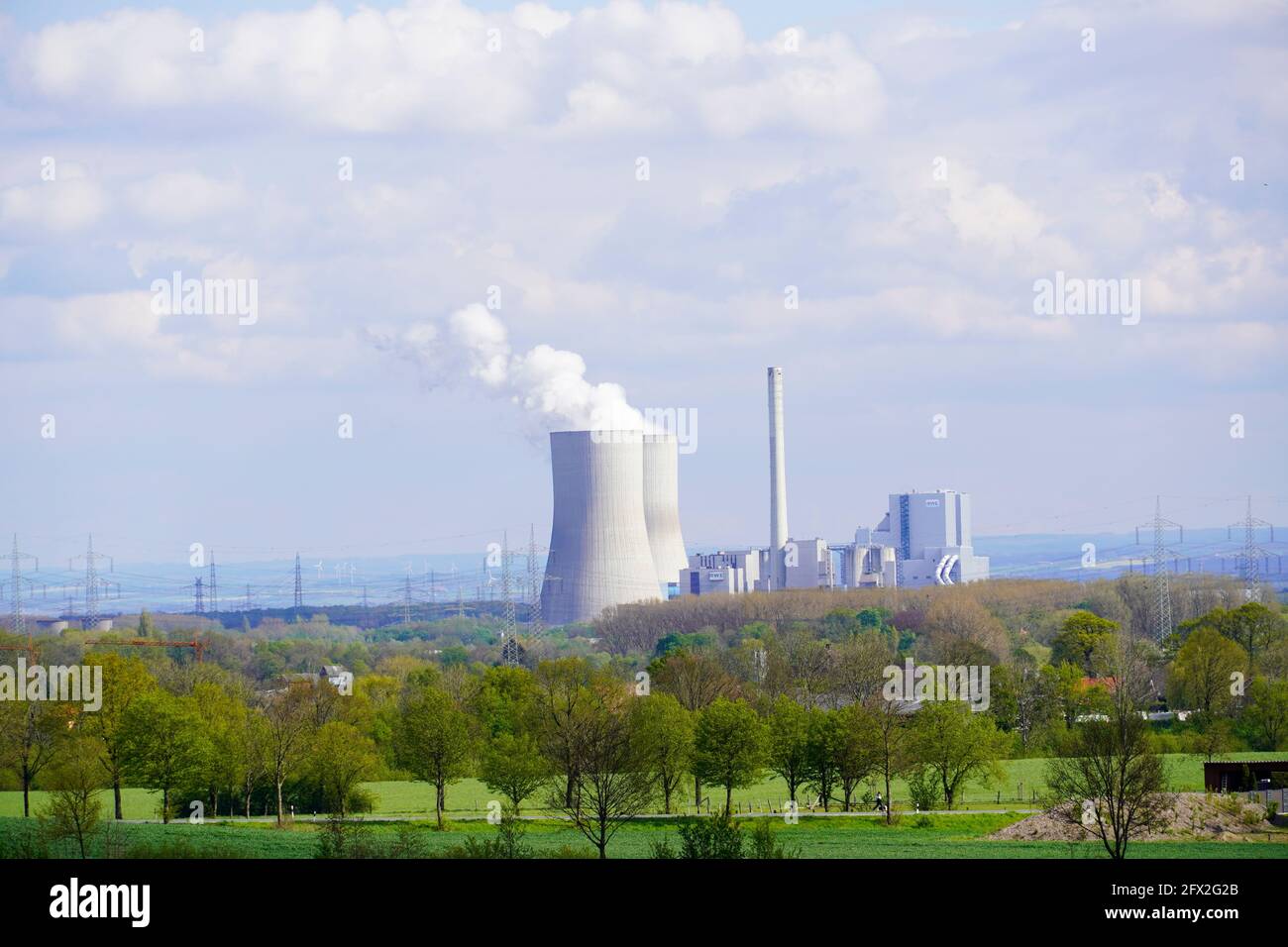 Vecchia centrale nucleare di Uentrop con la natura circostante. Centrale elettrica per la produzione di energia in Germania. Foto Stock