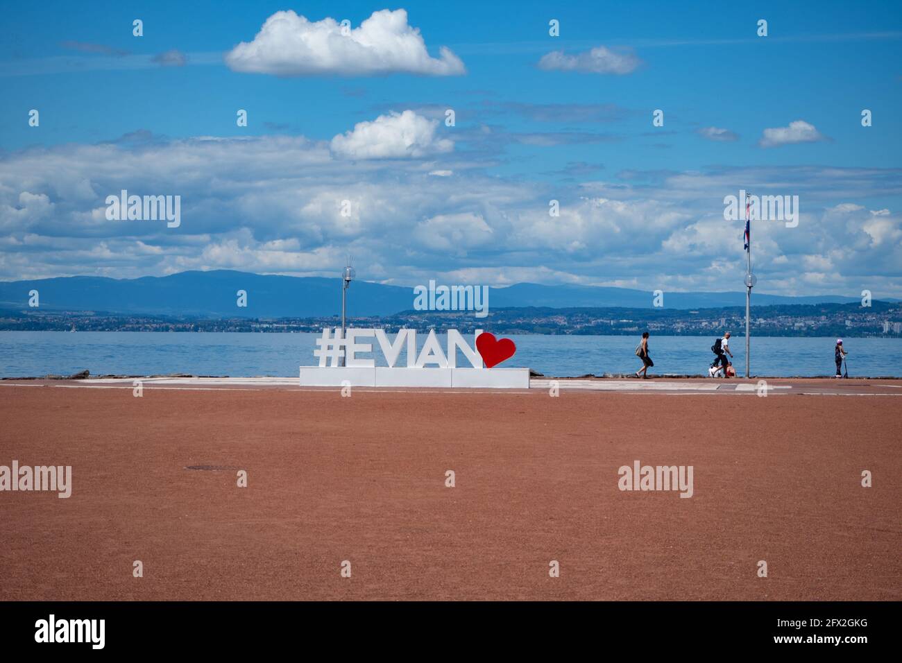 Evian-les-bains, Francia - 21 giugno 2021: Marciapiede rosso e cuore a Lac Leman Foto Stock