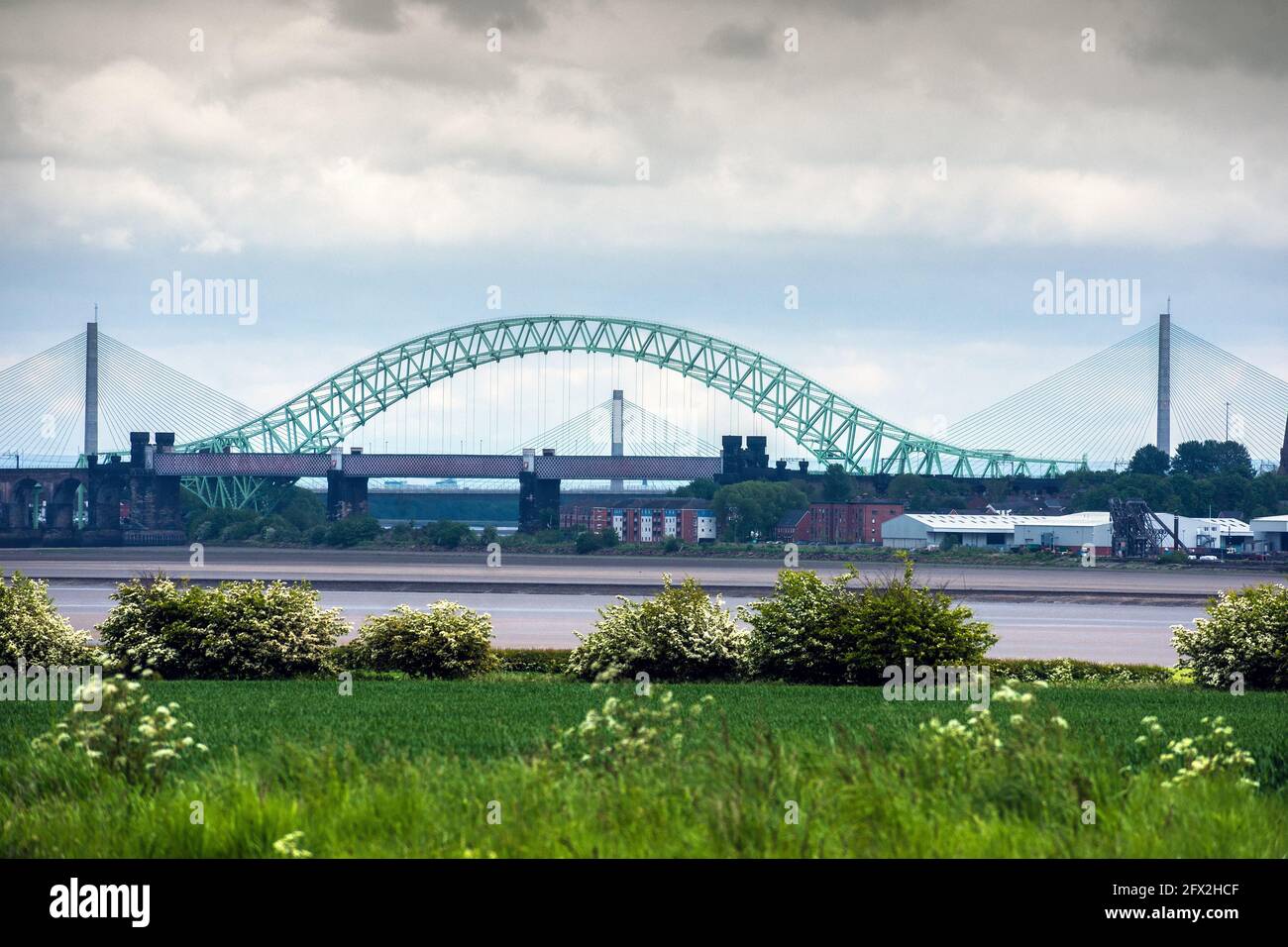 Il Silver Jubilee Bridge attraversa il fiume Mersey e il Manchester Ship Canalbetween Runcorn e Widnes, Regno Unito. Foto Stock