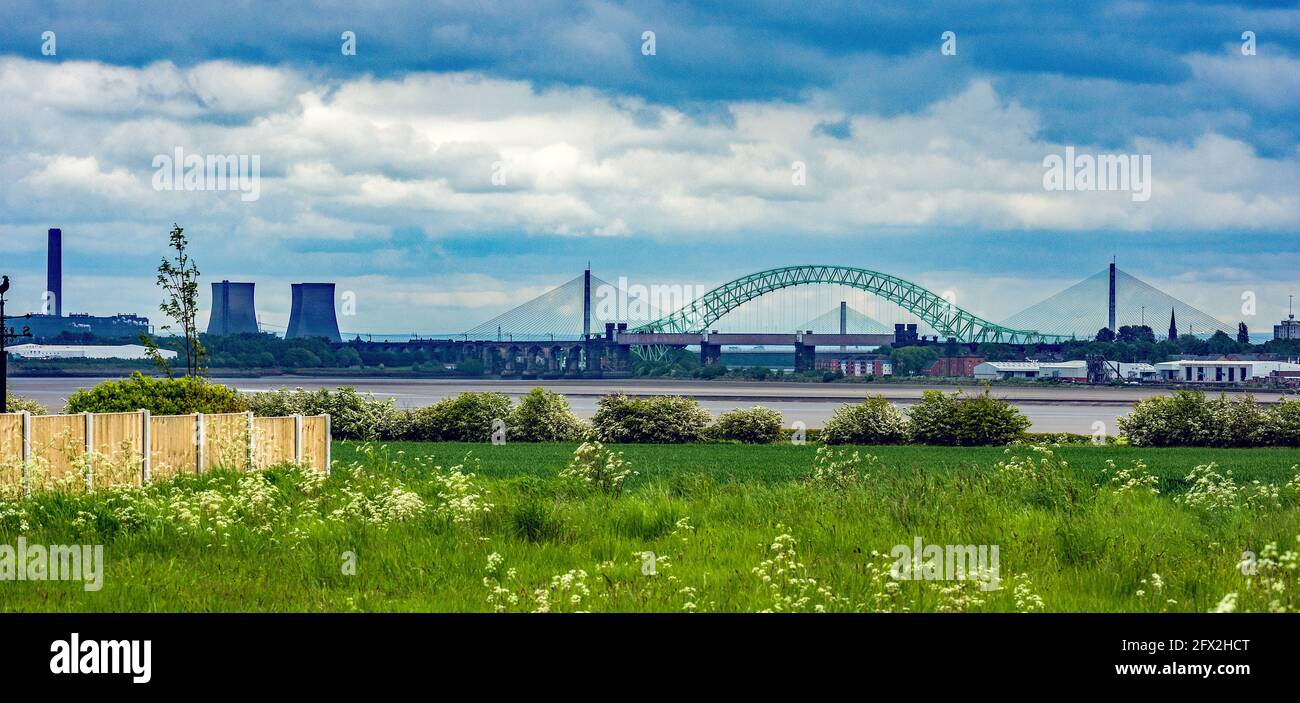 Il Silver Jubilee Bridge attraversa il fiume Mersey e il Manchester Ship Canalbetween Runcorn e Widnes, Regno Unito. Foto Stock