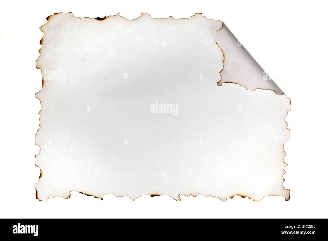 Foglio bianco con bordi bruciati e arricciati. Isolato su bianco. Vista  dall'alto. Spazio di copia Foto stock - Alamy