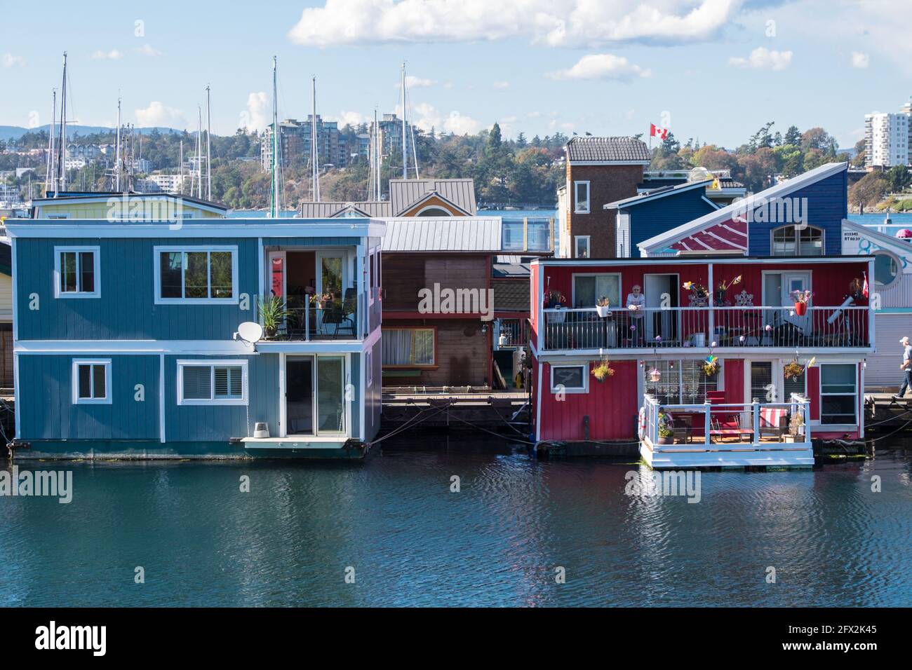 VICTORIA, VANCOUVER ISLAND, CANADA - 2016 SETTEMBRE 22: Belle e colorate case galleggianti a Fisherman's Wharf, parte di un amichevole villaggio galleggiante comm Foto Stock