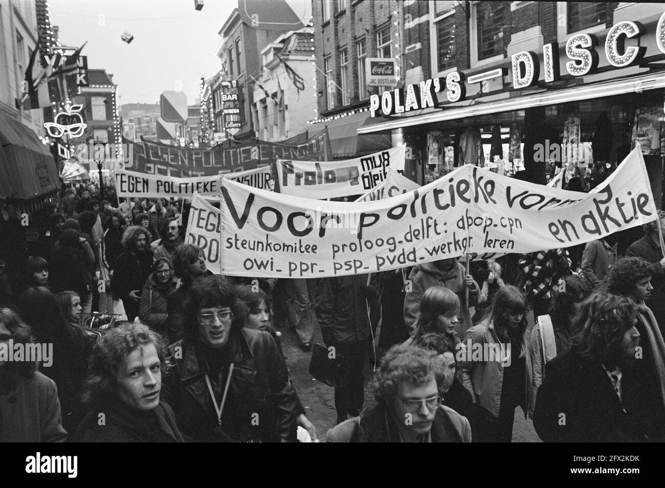 Manifestazione per Proloog a Utrecht; manifestanti in rotta, 30 novembre 1974, dimostranti, Manifestazioni, Paesi Bassi, foto agenzia stampa del XX secolo, notizie da ricordare, documentario, fotografia storica 1945-1990, storie visive, Storia umana del XX secolo, che cattura momenti nel tempo Foto Stock