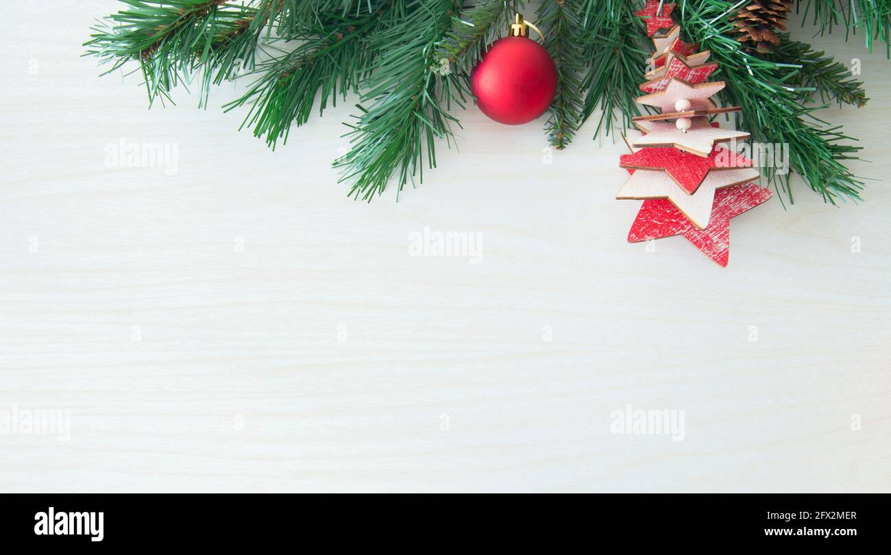 Sfondo natalizio con decorazioni dorate, baubles rossi, rami di abeti. Concetto di nuovo anno. Mockup banner Natale, modello biglietto d'auguri. Foto Stock