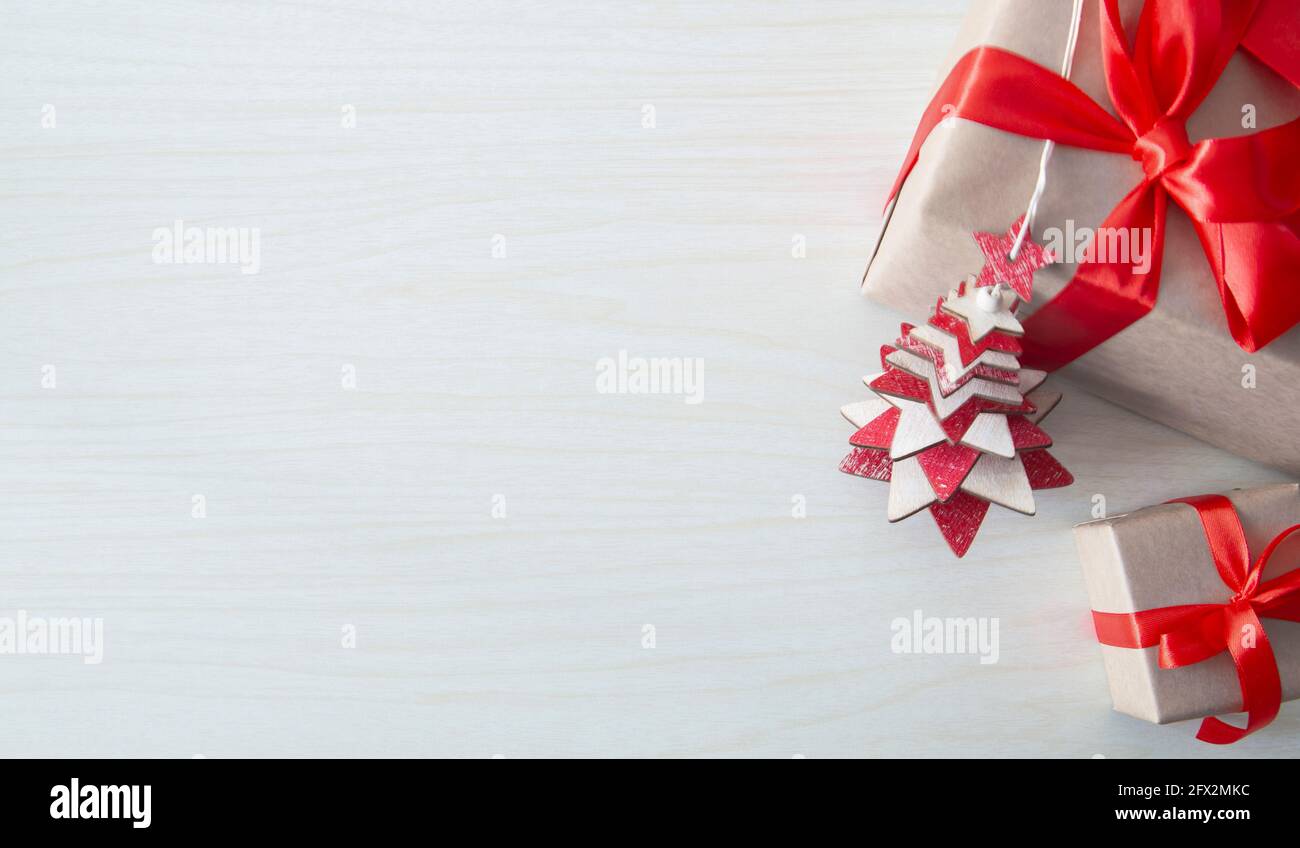 Decorazione di Natale con la creazione di regali con spazio di copia. Temi di Natale. Vista dall'alto. Saluto, modello di disegno, sfondo delle vacanze invernali o cornice Foto Stock Decorazione di Natale con la creazione di regali con spazio di copia. Temi di Natale. Vista dall'alto. Saluto, modello di disegno, sfondo delle vacanze invernali o cornice Foto Stock