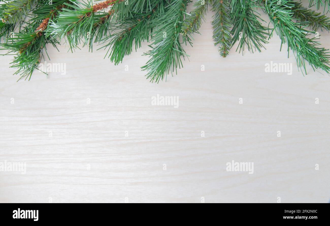 Pine di Natale bordo su uno sfondo di legno bianco Foto Stock