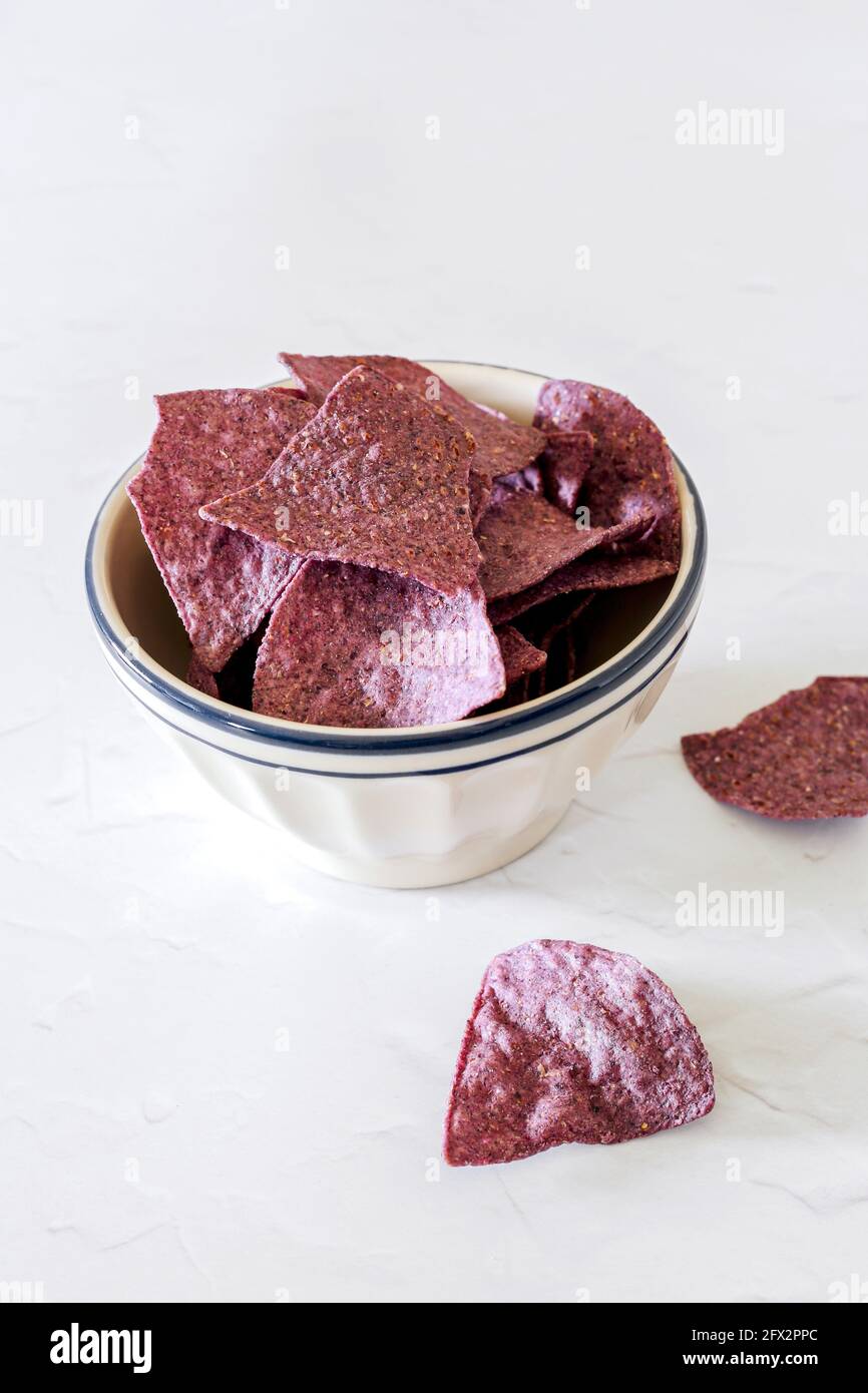 Chip di tortilla di mais blu - FOODPIX Foto Stock