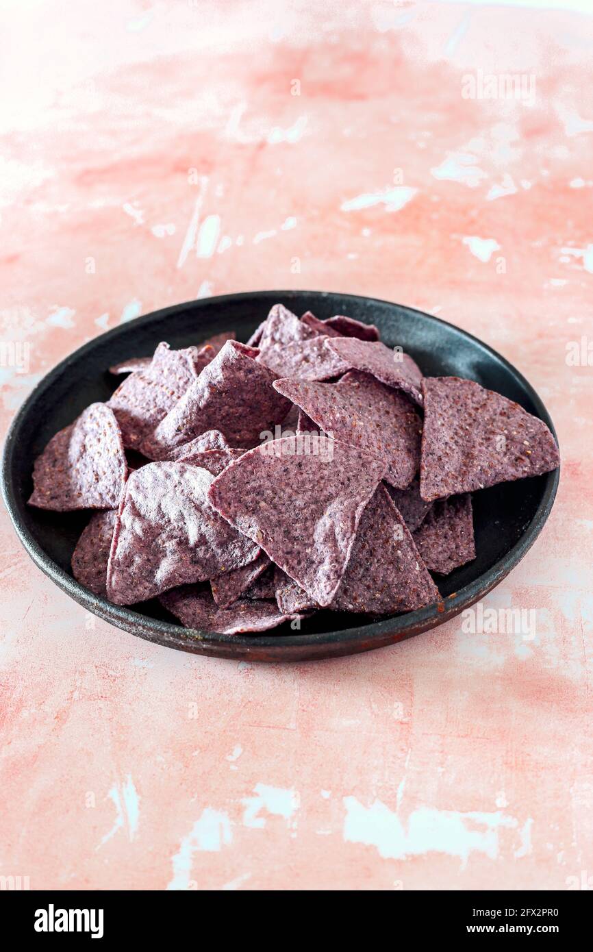 Chip di tortilla di mais blu - FOODPIX Foto Stock