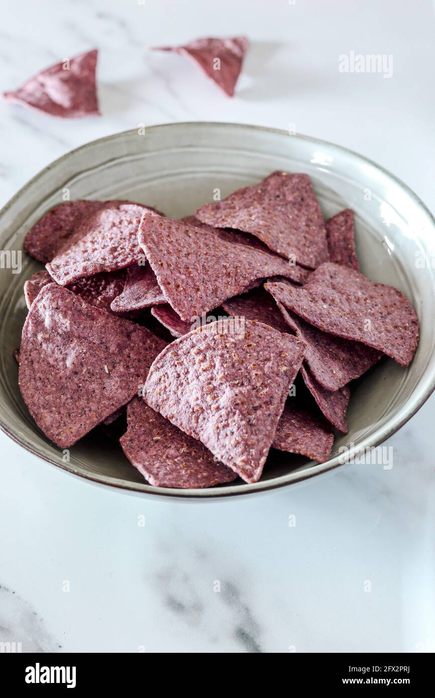 Chip di tortilla di mais blu - FOODPIX Foto Stock