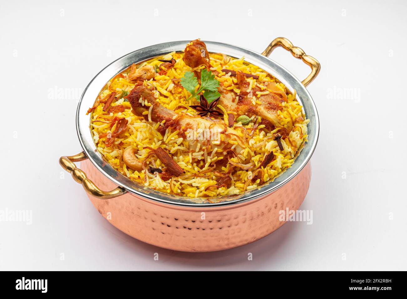 Pollo biryani , kerala stile pollo dhum biriyani fatto con riso jeera e spezie disposti in una ciotola di ottone con fondo bianco, isolare Foto Stock