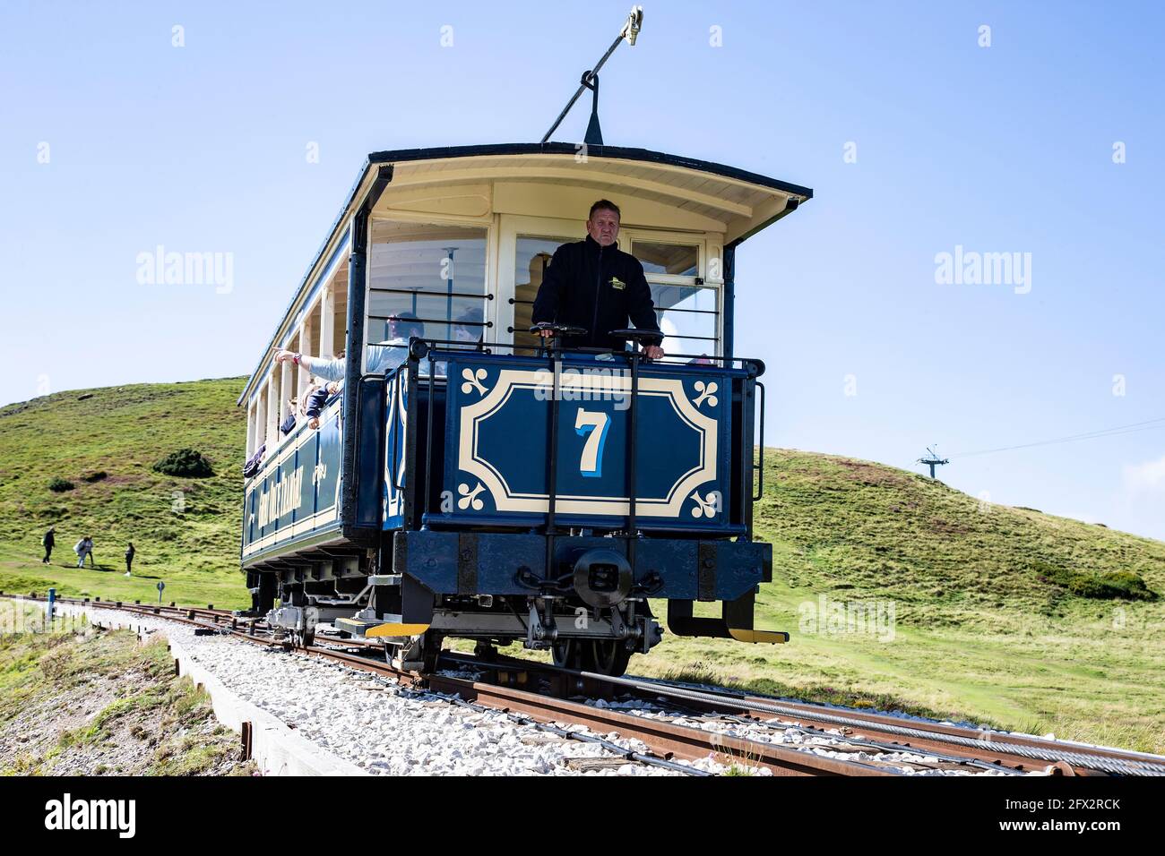 Tram numero 7 sulla funivia Great Orme A. La funicolare trainato a Llandudno scende dal Grande Orme summit alla casa a metà strada Foto Stock