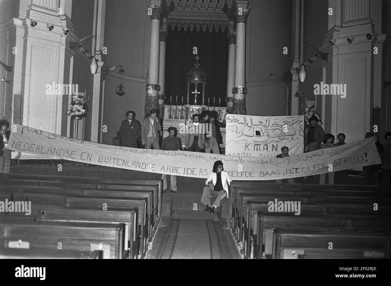 Marocchini sullo sciopero della fame e la bandiera a De Duif ad Amsterdam, 5 ottobre 1975, scioperi della fame, striscioni, I Paesi Bassi, foto agenzia stampa del XX secolo, notizie da ricordare, documentario, fotografia storica 1945-1990, storie visive, Storia umana del XX secolo, che cattura momenti nel tempo Foto Stock