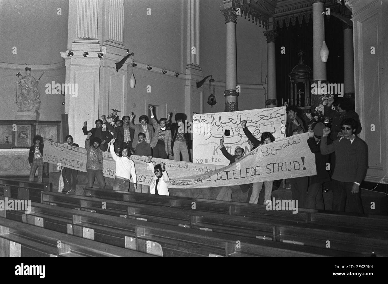 Marocchini sullo sciopero della fame e la bandiera a De Duif ad Amsterdam, 5 ottobre 1975, scioperi della fame, striscioni, I Paesi Bassi, foto agenzia stampa del XX secolo, notizie da ricordare, documentario, fotografia storica 1945-1990, storie visive, Storia umana del XX secolo, che cattura momenti nel tempo Foto Stock