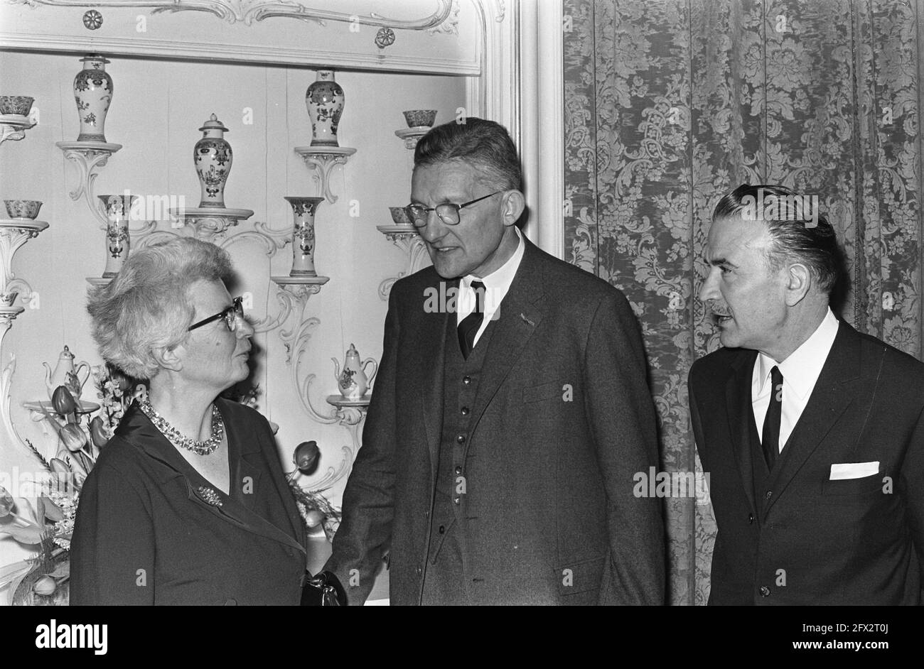 Premio Martinus Nijhoff 1968, assegnato alla sinistra Miss Ida G. M. Gerhardt e Felipe Lorda Alaiz (r), numero 30 Miss J. G. M. Gerhardt, 26 gennaio 1968, Paesi Bassi, foto agenzia stampa del XX secolo, notizie da ricordare, documentario, fotografia storica 1945-1990, storie visive, Storia umana del XX secolo, che cattura momenti nel tempo Foto Stock