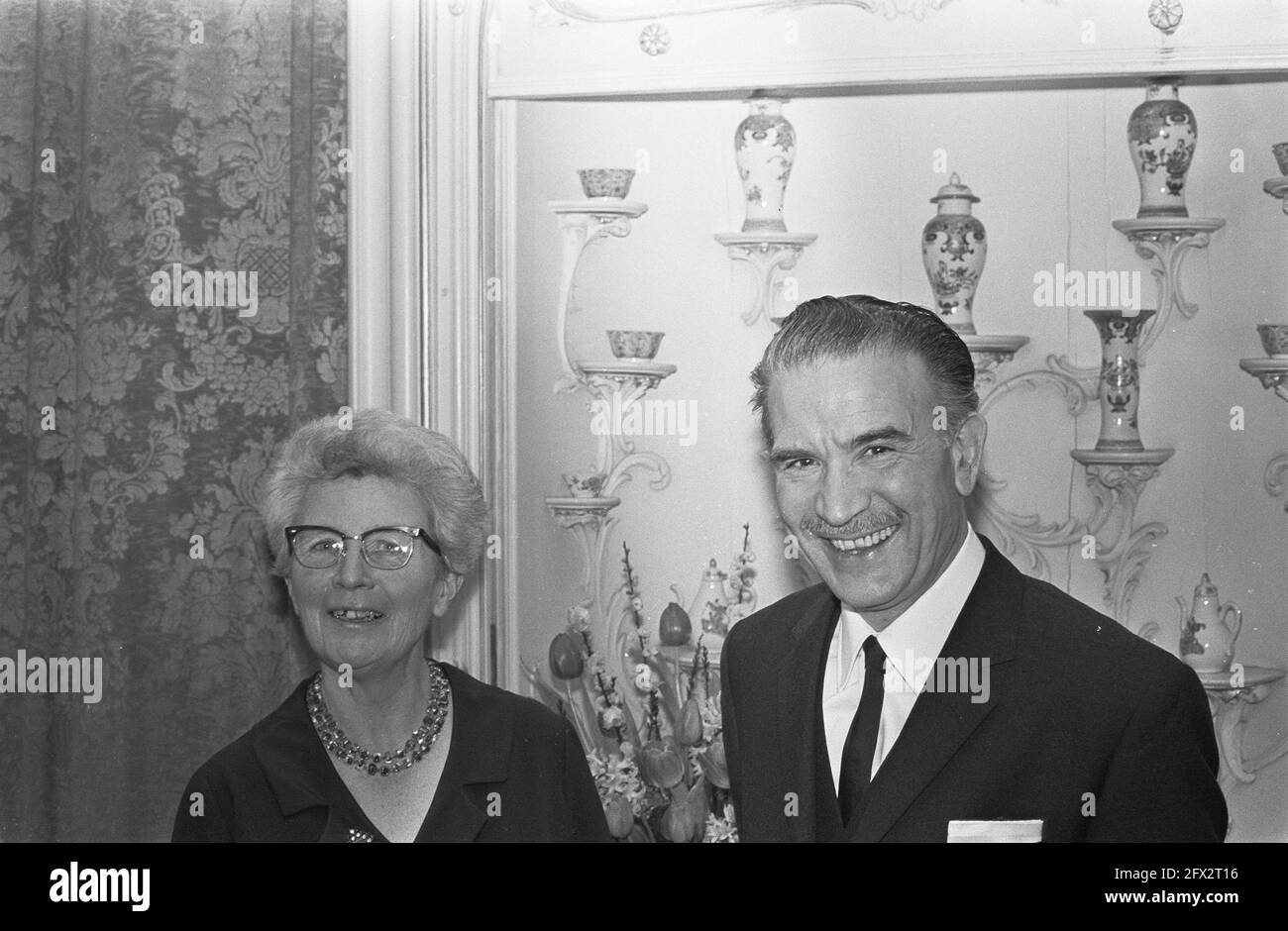 Premio Martinus Nijhoff 1968, assegnato alla sinistra Miss Ida G. M. Gerhardt e Felipe Lorda Alaiz (r), numero 30 Miss J. G. M. Gerhardt, 26 gennaio 1968, Paesi Bassi, foto agenzia stampa del XX secolo, notizie da ricordare, documentario, fotografia storica 1945-1990, storie visive, Storia umana del XX secolo, che cattura momenti nel tempo Foto Stock
