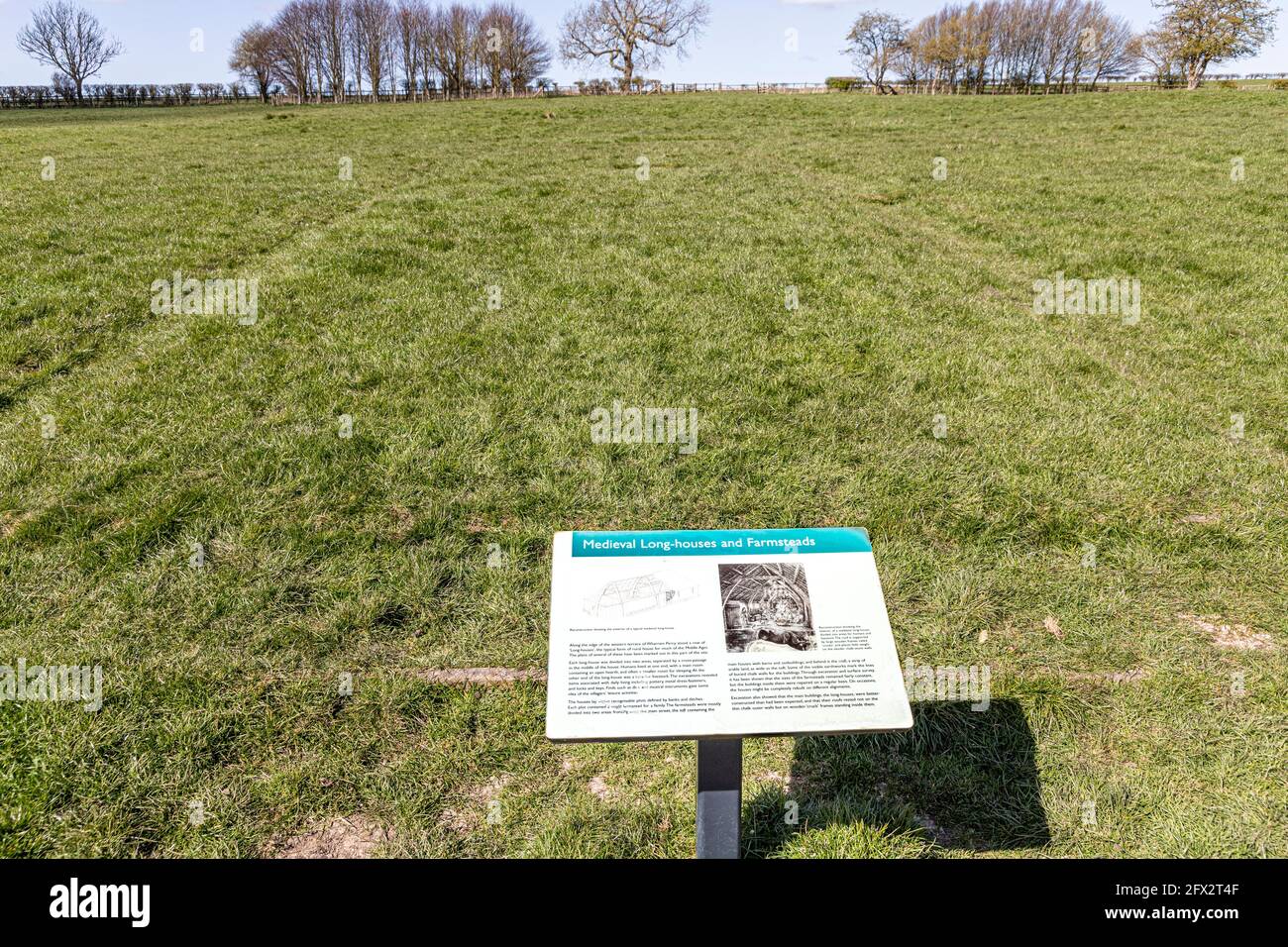 Wharram Percy deserted Medieval Village on the Yorkshire Wolds, North Yorkshire, England UK - pannello interpretativo sul sito delle case perdute. Foto Stock
