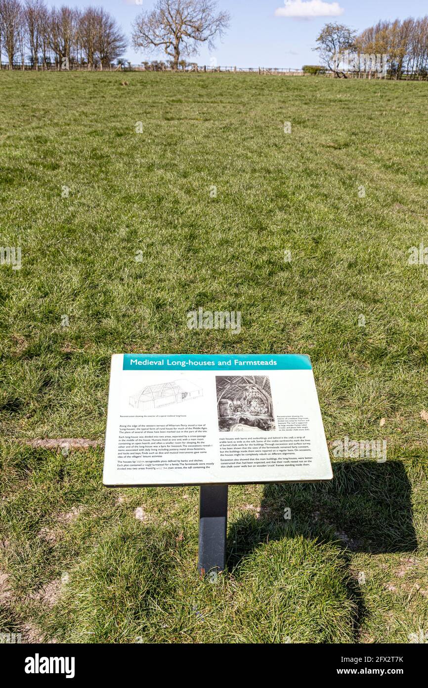Wharram Percy deserted Medieval Village on the Yorkshire Wolds, North Yorkshire, England UK - pannello interpretativo sul sito delle case perdute. Foto Stock