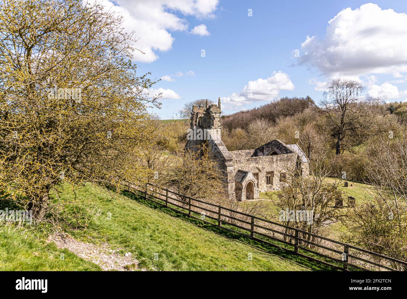 Le rovine della chiesa di St Martins a Wharram Percy deserted Medieval Village sullo Yorkshire Wolds, North Yorkshire, Inghilterra UK Foto Stock