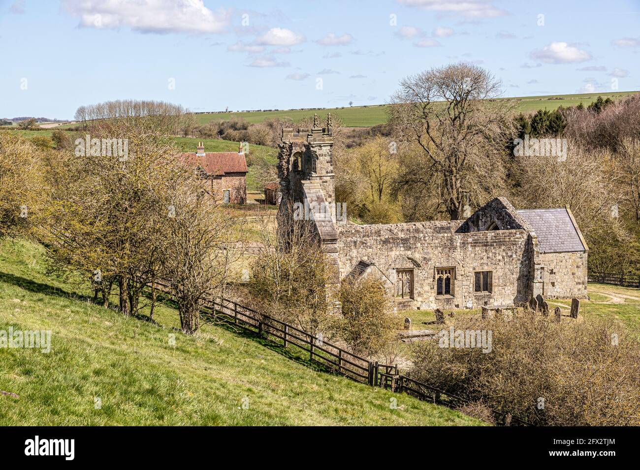 Le rovine della chiesa di St Martins a Wharram Percy deserted Medieval Village sullo Yorkshire Wolds, North Yorkshire, Inghilterra UK Foto Stock